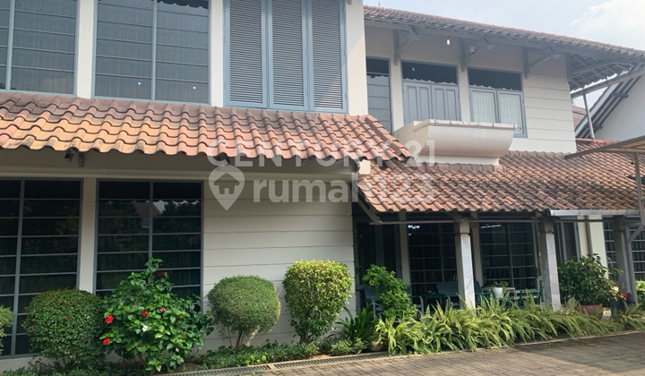 Rumah Bagaikan Vila Dgn 4 Bangunan , Nyaman di Jkt Barat