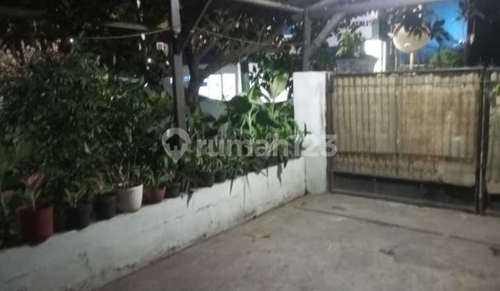 Dijual Rumah dengan Halamannya Luas Dekat Area Strategis Pinggirjalan bisa Dibuat Tempat Usaha Dijual Rumah dengan Halamannya Luas Dekat Area Strategis Pinggirjalan bisa Dibuat Tempat Usaha