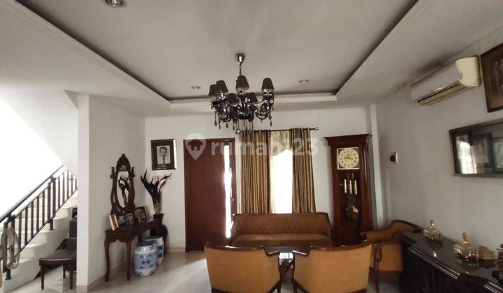 Dijual Rumah di Tanjung Duren, Terawat dan Luas | LT: 348 m2 1