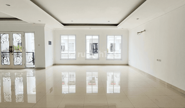 Turun Harga!! Modern Classic Town House Cilandak Dengan Private Lift 1