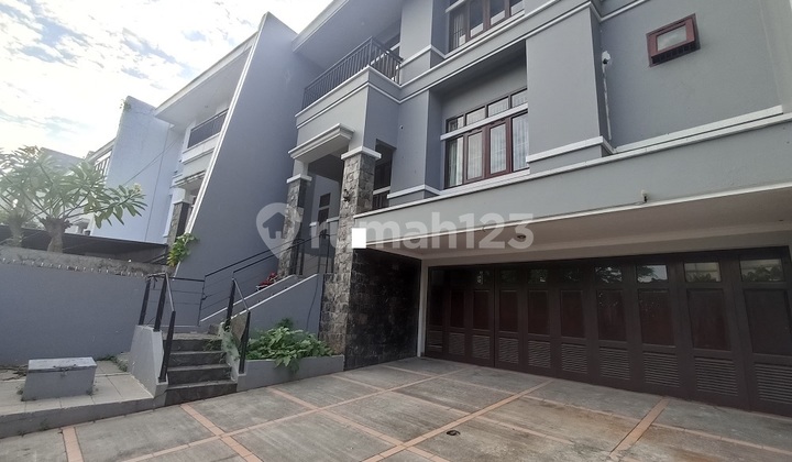 Dijual Cepat Rumah Bagus Rapih Jl. Pelangi Utama 2 Lantai