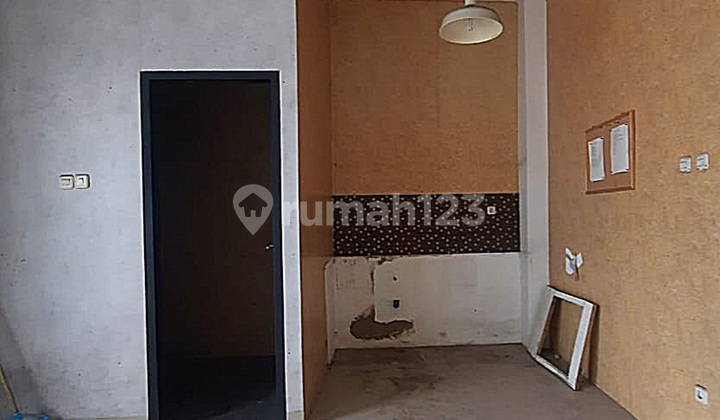 For Sale/Quick Lease 4-Story Shop House in Front of Atrium Mall Senen, Central Jakarta 2