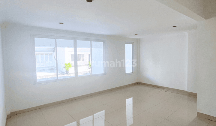 Turun Harga!! Modern Classic Town House Dengan Private Lift Dan Indoor Pool 2