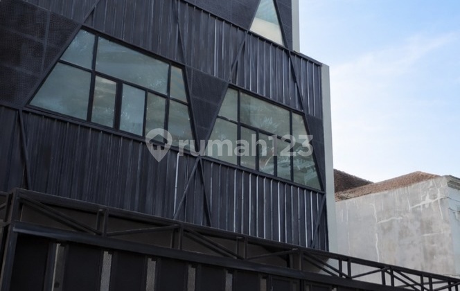 For Rent House Strategic Position Next to Gading Elok Raya Road Already Designed for Commercial Business 10X20