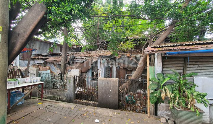 Repositioning the Selling Price of an Old House with Hook Land on Pramuka Raya Street, Including Land Calculation 1