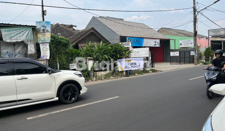 House by the roadside suitable for business in Pamulang 2, South Tangerang.