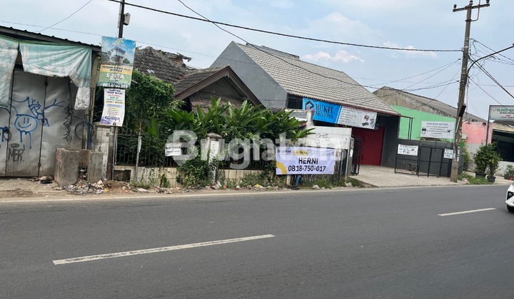 House by the roadside suitable for business in Pamulang 2, South Tangerang.