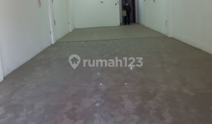 Ready-to-Use Shophouse in Wiyung, Spacious Parking, Suitable for Office 1