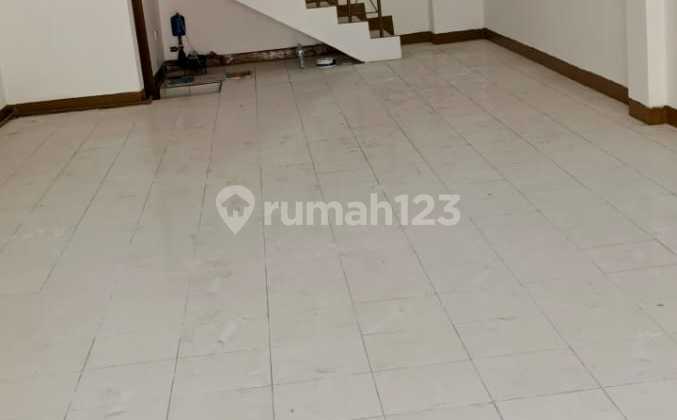 Strategic 4-Story Townhouse in Downtown Surabaya 2