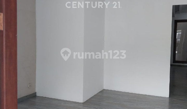 For Rent Unfurnished House by the Road Suitable for Business 2