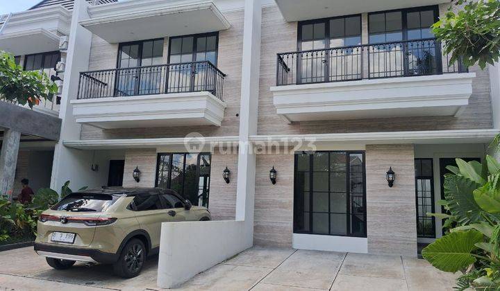Rumah mewah rasa Amerika, tapi alamatnya di Jatiwaringin 1