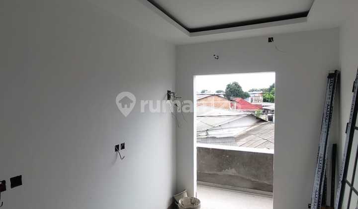 Tinggal 2 Unit Lagi, Bro! Rumah 3 Lantai Gaya American Classic di Duren Sawit! 2