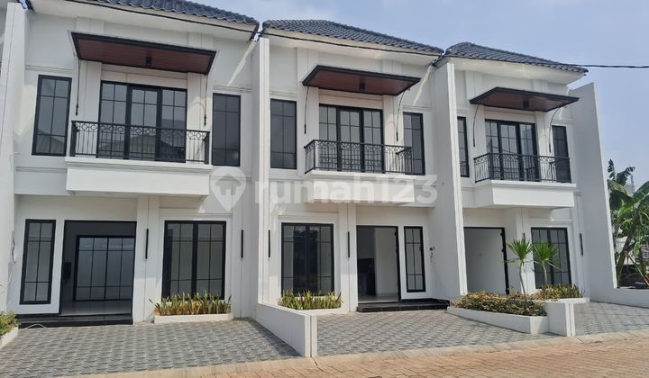 Nggak nyangka, rumah 2 lantai ini lokasinya nempel banget ke Jakarta Selatan