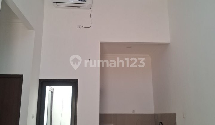 Yang dulu masih nebeng bareng ke kantor, sekarang udah pamer renovasi rumah. 2