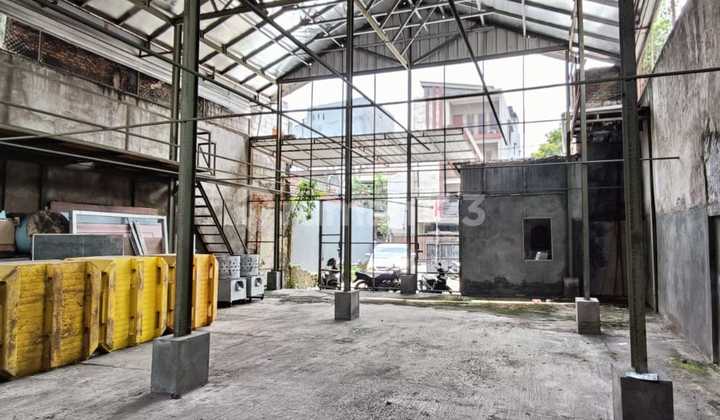 Cheap Warehouse Rent LT 308 m2 Strategic with Mess in Cempaka Putih, Central Jakarta