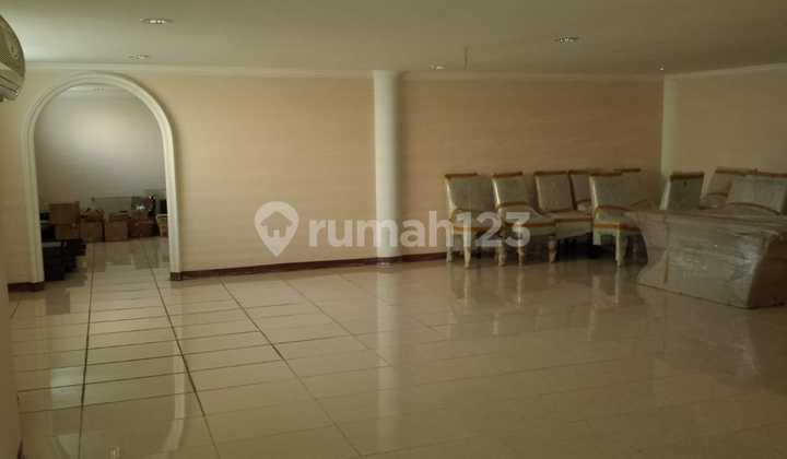 Sewa Rumah Mewah 3 Lantai 17x25 HOOK Hdp Utara Barat Strategis di Ancol, Jakarta Utara 2
