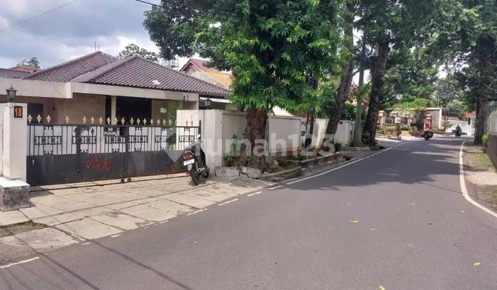 Dijual Tanah dengan Rumah Tua di Lebak Bulus, Jakarta Selatan.