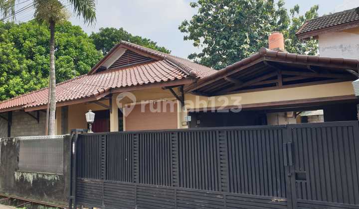 Jual Rumah taman yg luas Dekat Pintu Toll Pasar Minggu Jakarta Selatan