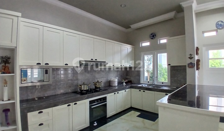 For Sale: Beautiful and Lush House in the Center of Bogor City on Guntur Street, Strategic Location. 2