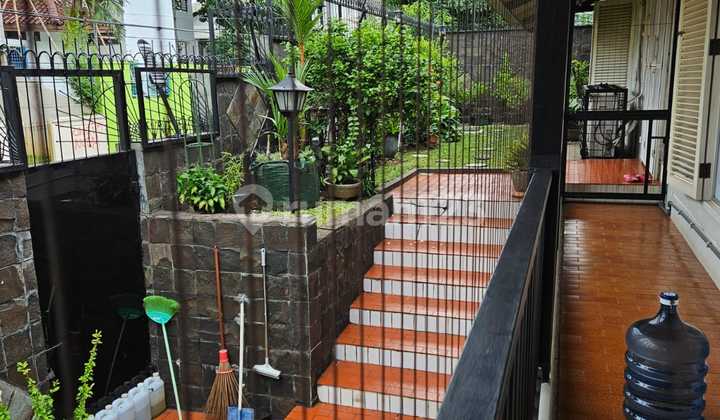 Dijual Rumah di Hook,Sangat Terawat,Cantik Siap Huni,Gaya Euro Asia di Megapolitan Cinere