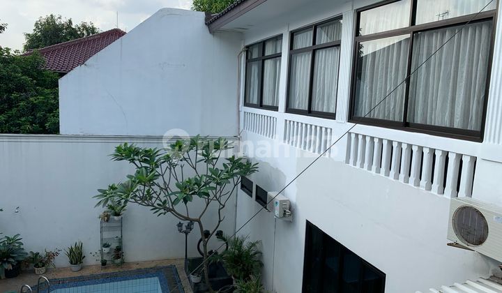 House for rent, well-maintained in Kemang, South Jakarta.