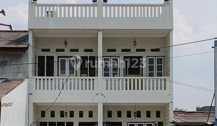 Strategic new shophouse on Cirendeu main road, nice.