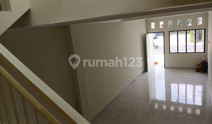 Strategic new shophouse on Cirendeu Raya Street, cheap 21/2 floors Strategic new shophouse on Cirendeu Raya Street, cheap 21/2 floors