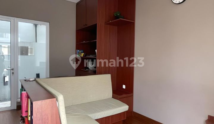 Disewakan Rumah Bagus Full Furnished Siap Huni di Synthesis Homes Ciputat Tangsel. Lokasi Strategis dengan Kemudahan Transportasi dan Club House yang Lengkap. 2
