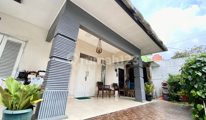 Rumah strategis di Lenteng Agung Raya