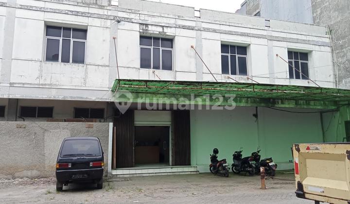 CHEAP SALE OF TERRACE SHOPHOUSE, in Ciputat, strategic, in the city bustle.