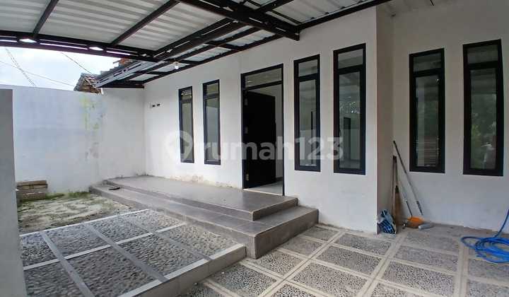 Rumah depan Taman, baru Renov, bagus di Pamulang