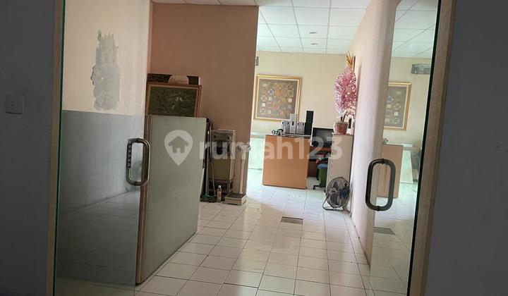 CHEAP SALE OF TERRACE SHOPHOUSE, in Ciputat, strategic, in the city bustle.