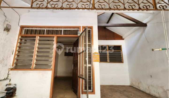 Quick Sale House on Petojo Selatan Street, Gambir, Central Jakarta Quick Sale House on Petojo Selatan Street, Gambir, Central Jakarta