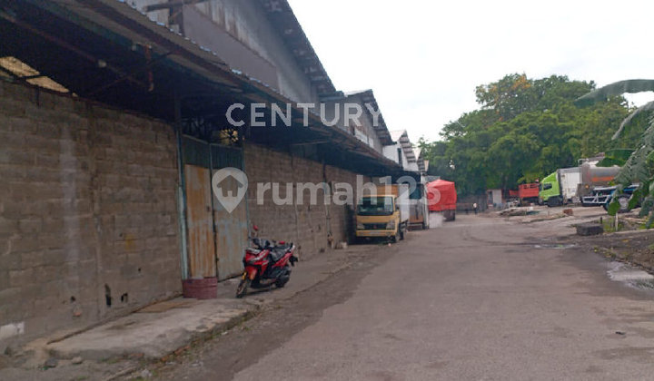 Strategic Ready-to-Use Warehouse with Spacious Parking in Cakung Strategic Ready-to-Use Warehouse with Spacious Parking in Cakung