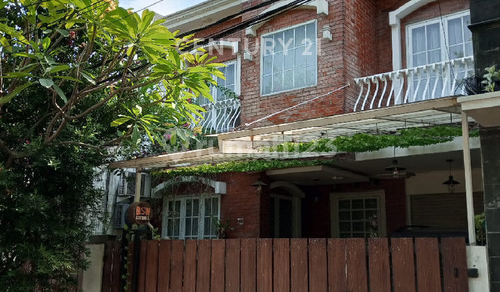 Rumah Tinggal di Depan Taman yang Asri, Aman dan Nyaman Rumah Tinggal di Depan Taman yang Asri, Aman dan Nyaman