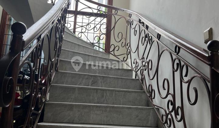 Big Hook House Close to Everything on Jl. Seroja No.7, Jati Pulo, Palmerah, West Jakarta City, DKI Jakarta, Indonesia, 11430, Tomang