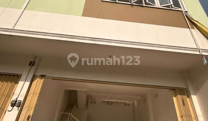 Strategic and Large Connected Shop Houses in Ciledug