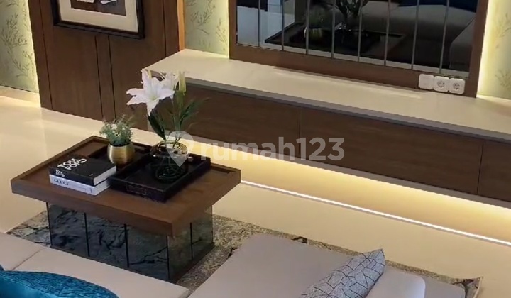 Mewah Private Pool 3 Lantai 4 Kamar Tidur di Sukodono 2
