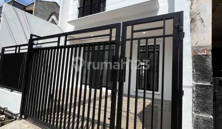 Rumah Bagus Bangunan Baru. Kencana Loka Bsd. Shm Siap.huni Tangerang Selatan