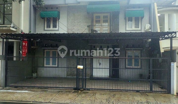 Rumah dengan Kolam Renang 3 Lantai di Bsd Griya Loka 8 Kamar Tidur