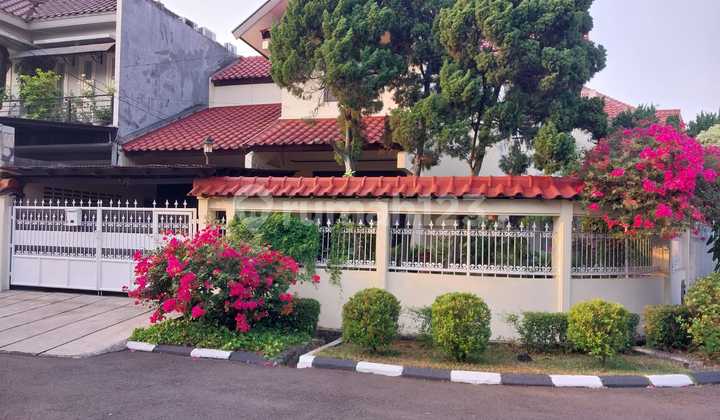 Dijual Rumah Hook Halaman Luas, Pinang Perak, Kebayoran Lama Jakarta. Shm