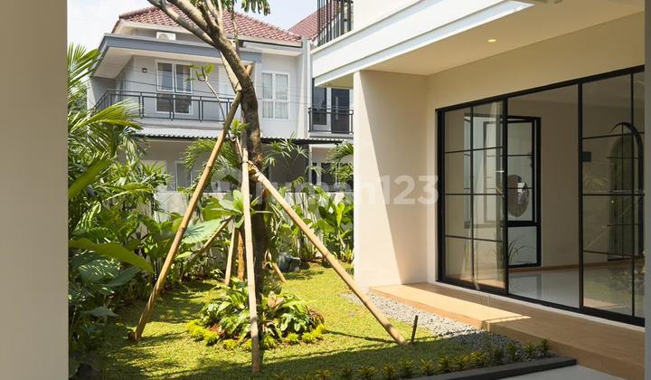 Dijual Rumah Badan Di Anggrek Loka. Bangunan Baru. Semi Furnish. Bsd Tangerang. Shm