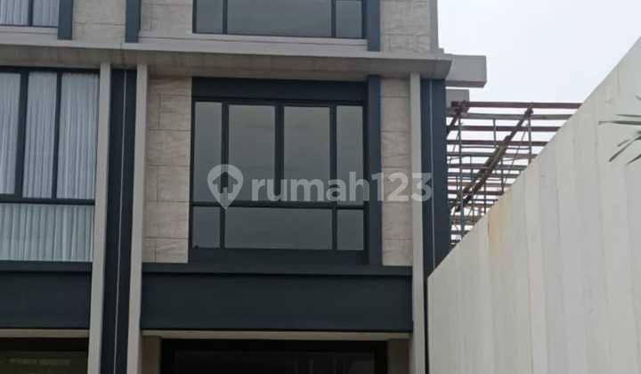 Di Sewakan Ruko Carson 3 Lantai Hadap Jalan Raya Di Sewakan Ruko Carson 3 Lantai Hadap Jalan Raya