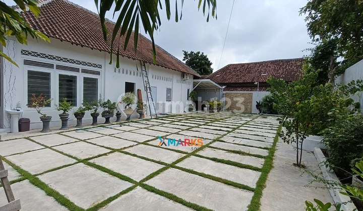 For Sale: Vintage Modern House with Spacious Yard in Baki Gentan