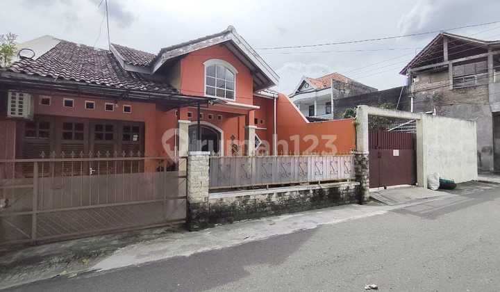 For Sale Cheap House in Solo City Center Near Manahan Stadium 1