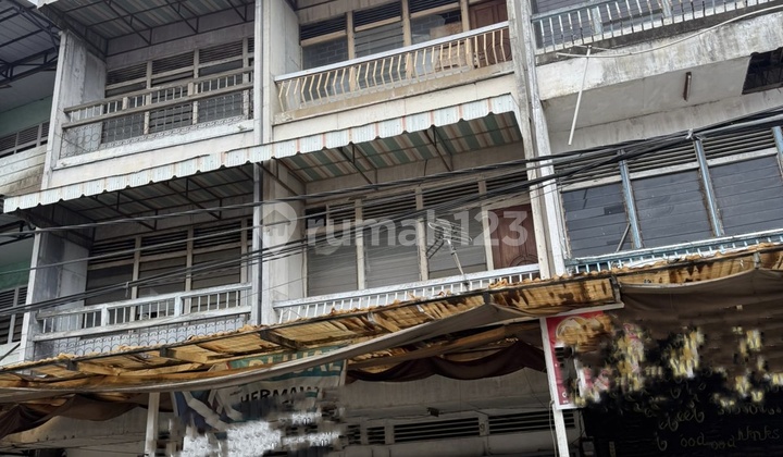 For Sale: 3.5-Story Ready-to-Use Commercial Building in South Pontianak Business Area