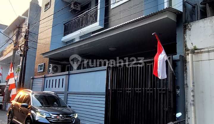 Rumah 3 Lantai Lingkungan Aman Full Furnish di Sunter Agung Barat Jakarta Utara
