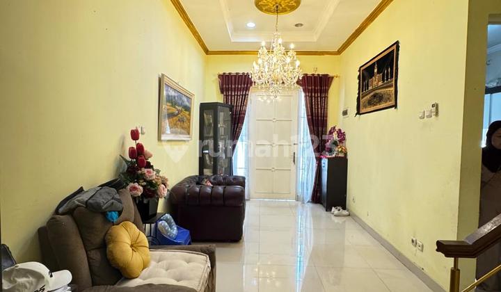 Rumah 2 Lantai Full Furnished dan Berlokasi Strategis Siap Huni di Royal Residence Jakarta Timur Rumah 2 Lantai Full Furnished dan Berlokasi Strategis Siap Huni di Royal Residence Jakarta Timur