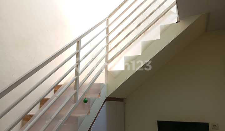 Rumah Minimalis 2 Lantai Hadap Selatan di Taman Modern Cakung 2