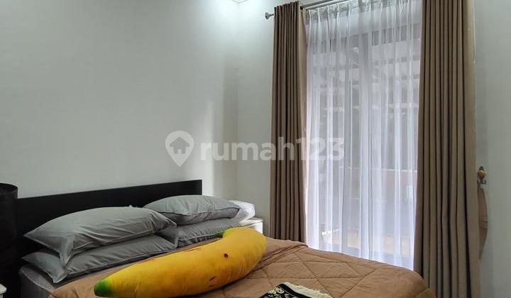 For sale, two-story corner house in Pondok Pucung. 2